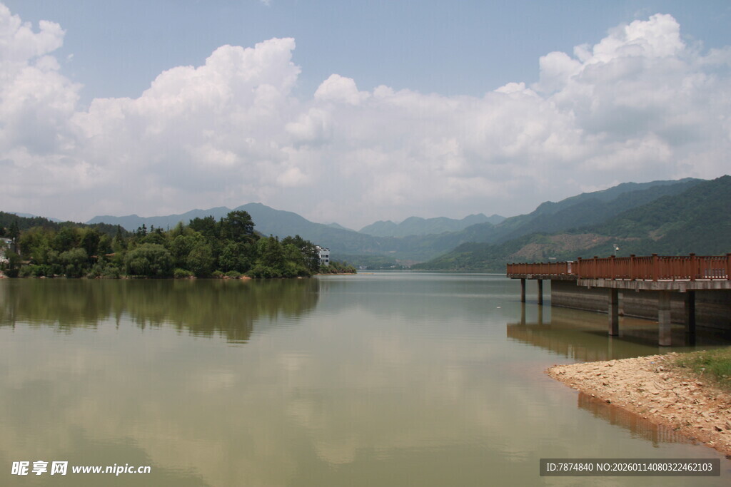 宁静湖畔风景如画