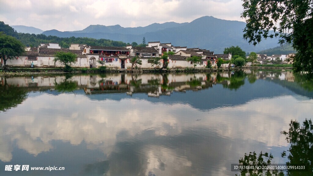 水乡村落倒影于平静湖面