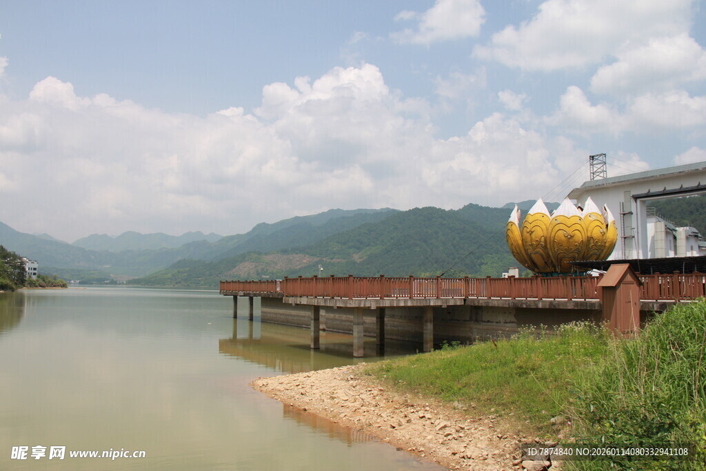 湖畔风光 巨型南瓜雕塑点缀