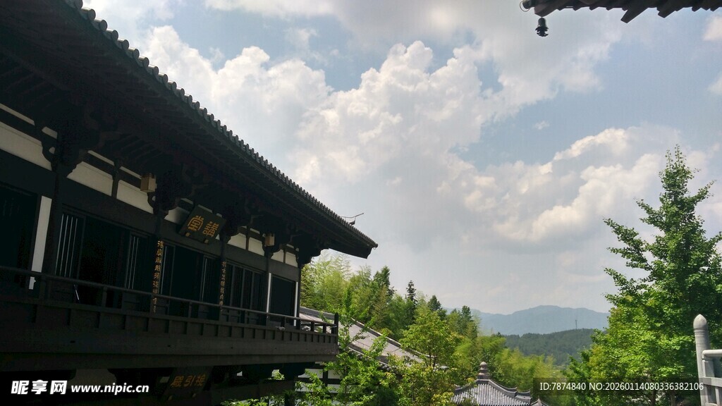 中式建筑旁的葱郁山林