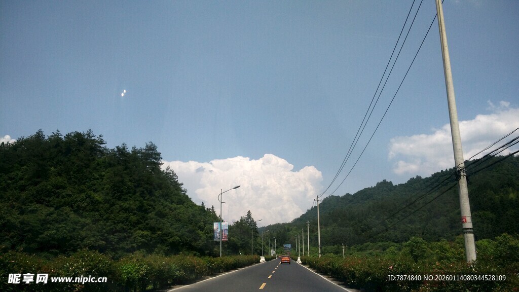 山间公路 蓝天白云绿树