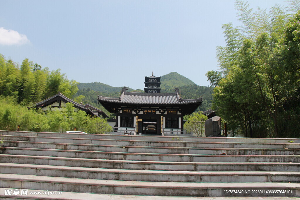 古雅庙宇立于葱郁竹林间