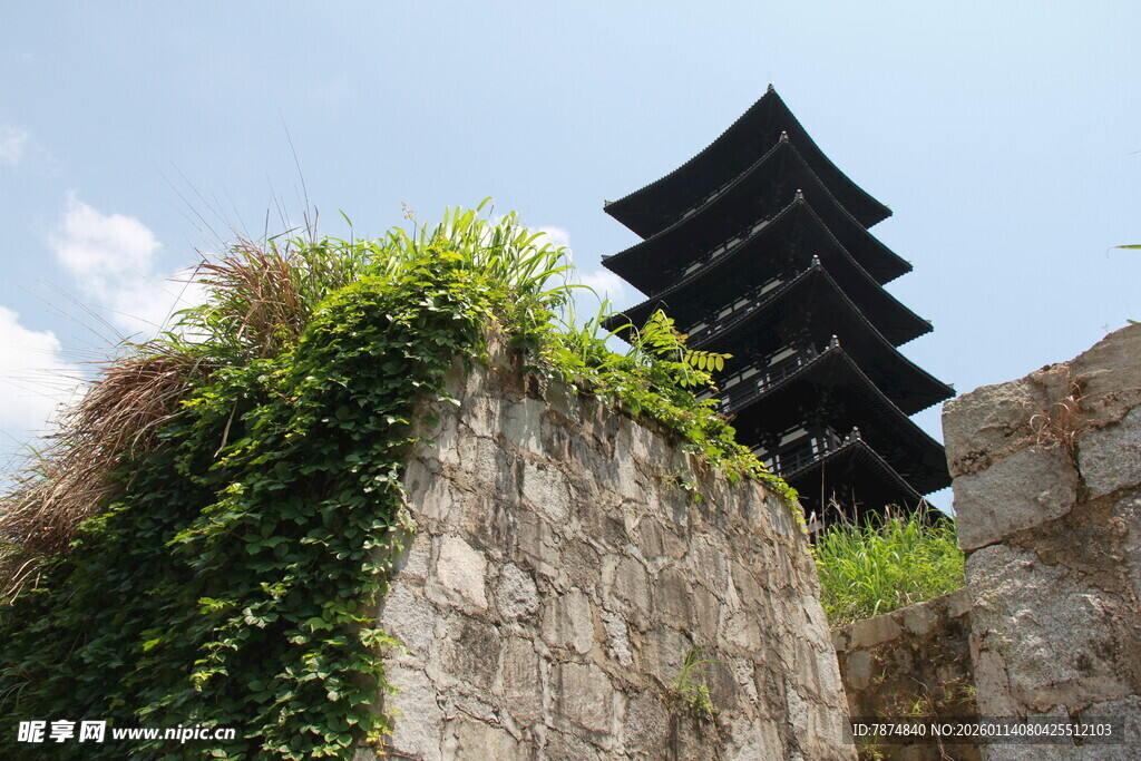 石墙上的古塔与繁茂绿植