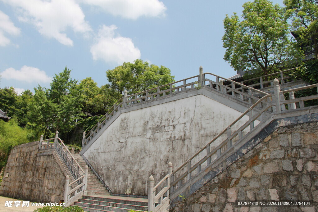 石砌阶梯与弧形墙体景观