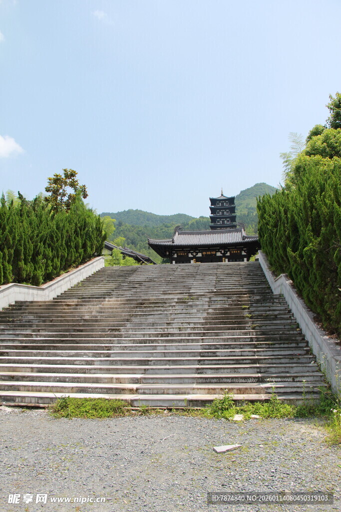 古朴石阶通往神秘建筑
