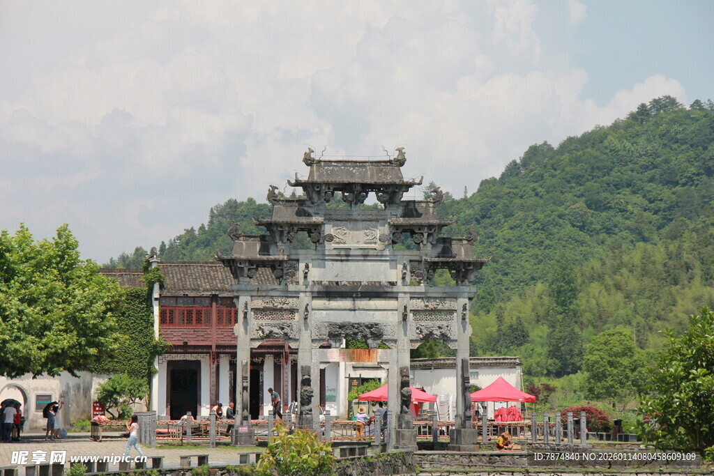 中式古典牌坊 山林环抱