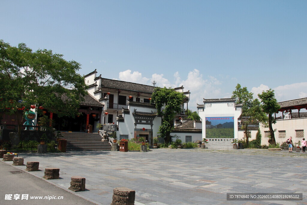 中式建筑前的开阔广场