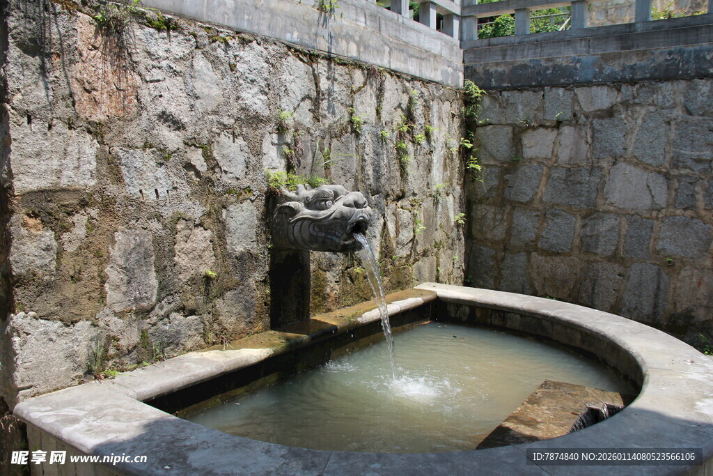 石砌水池中的古朴喷泉