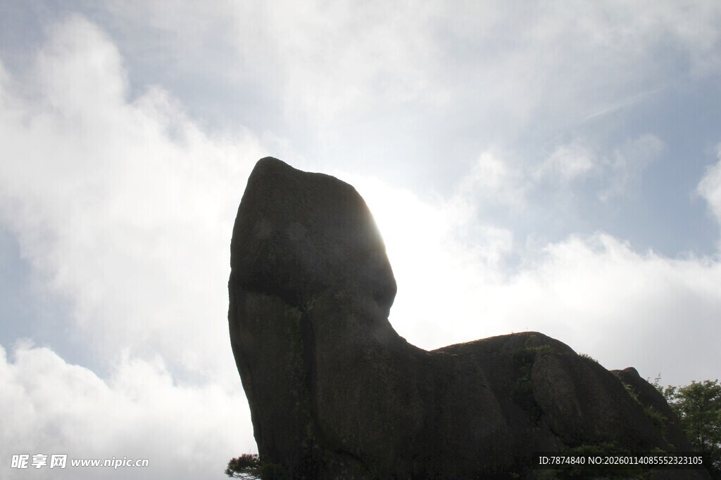 奇特巨石耸立于蓝天白云下