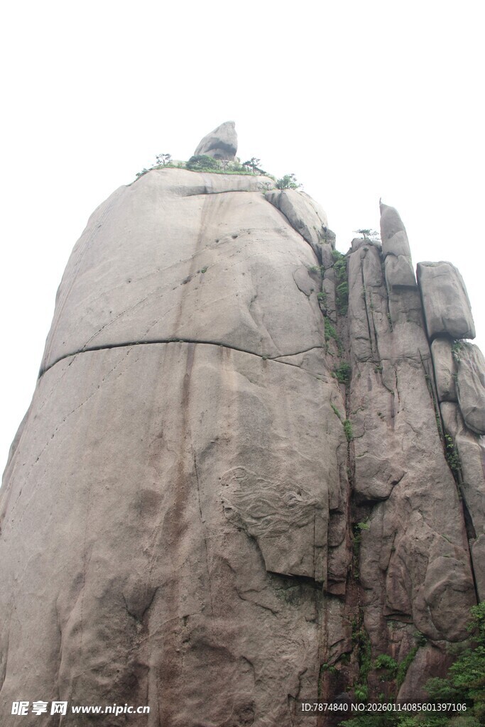 险峻巨石上的攀登路径