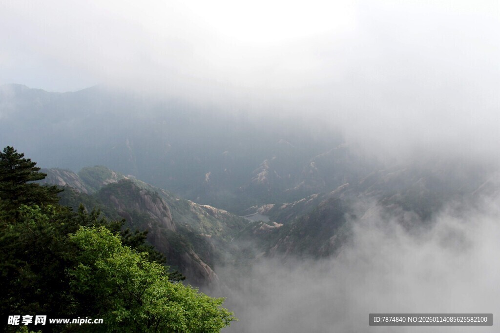 山间云雾缭绕的壮美景色