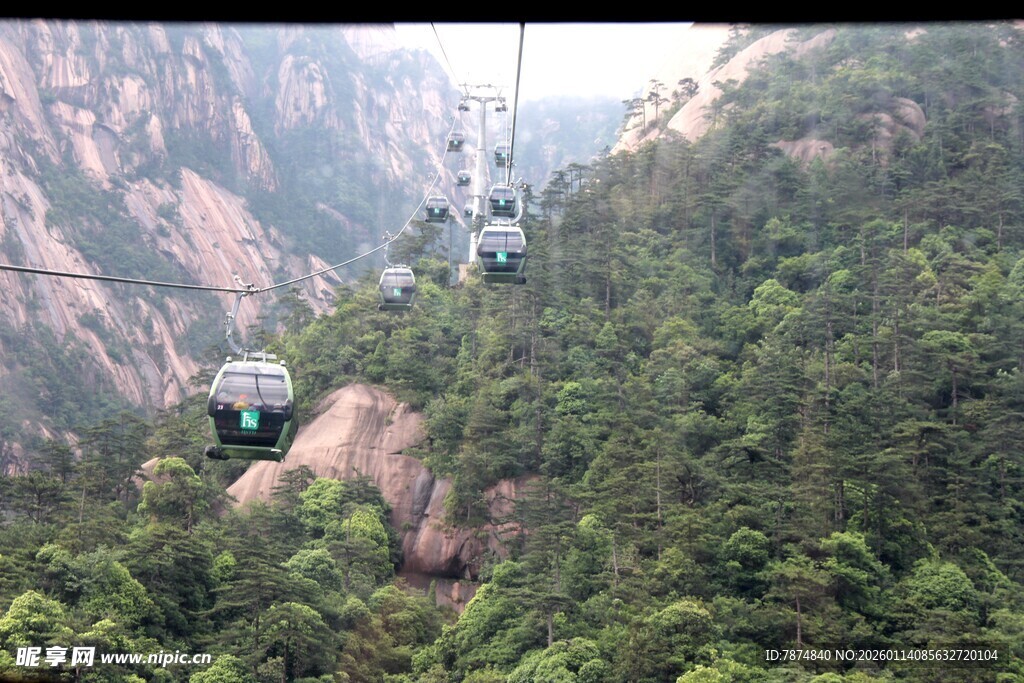 山间缆车穿梭于葱郁山林