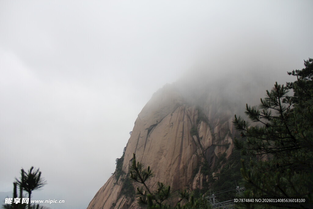云雾缭绕的巍峨山峰
