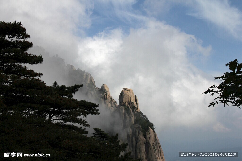 云雾缭绕的巍峨山峰