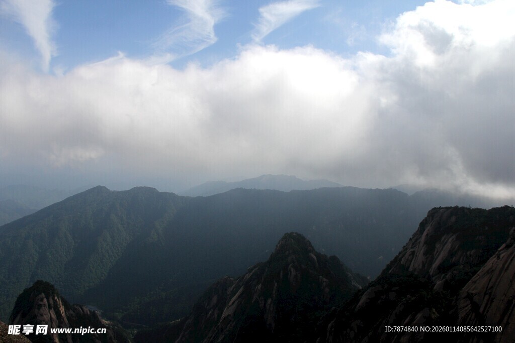 高山云海壮丽自然景观