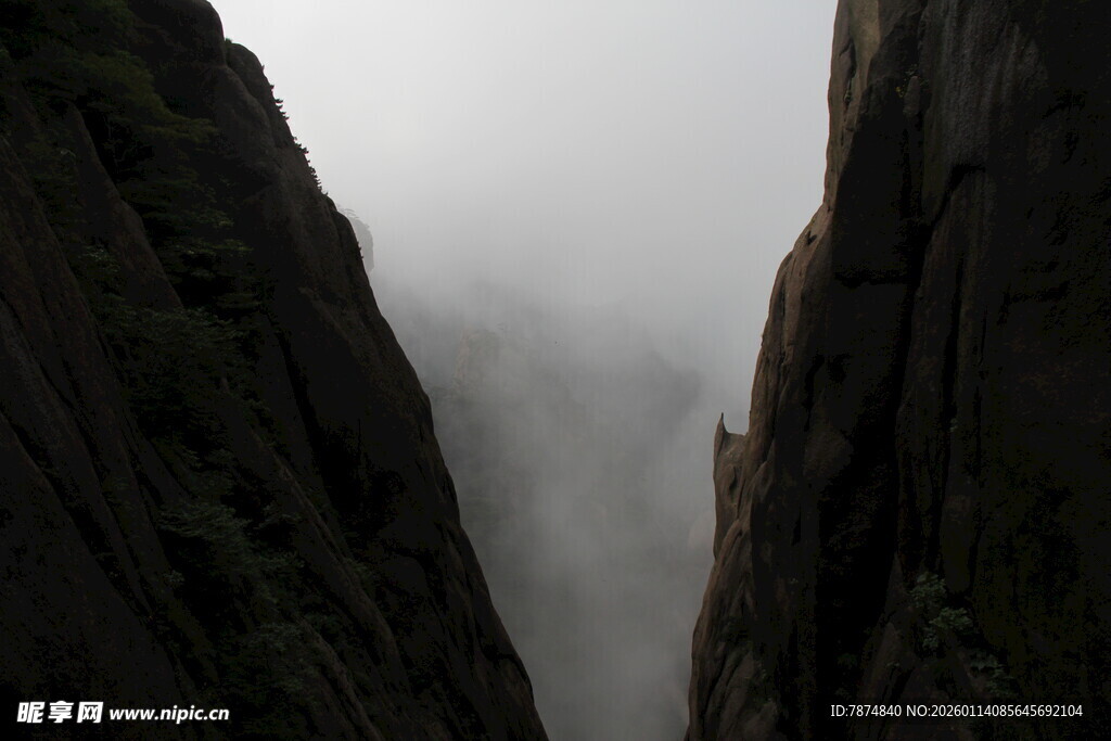 云雾缭绕的险峻峡谷