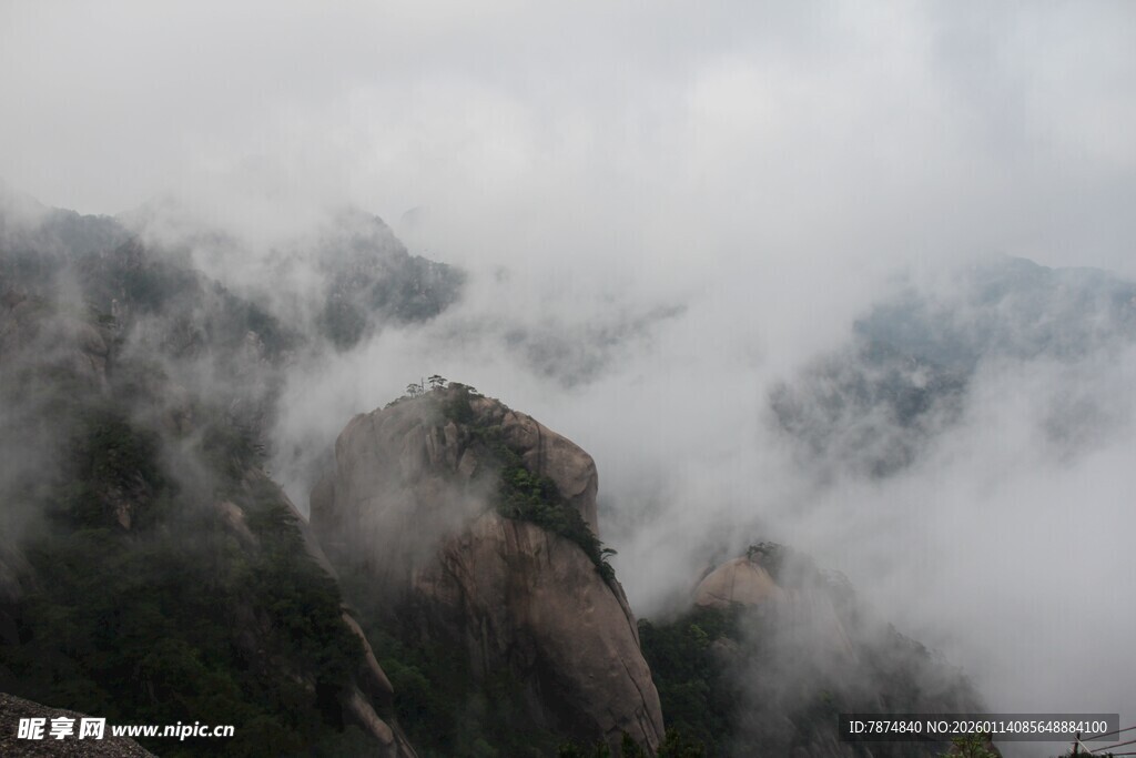 云雾缭绕的壮美山峦