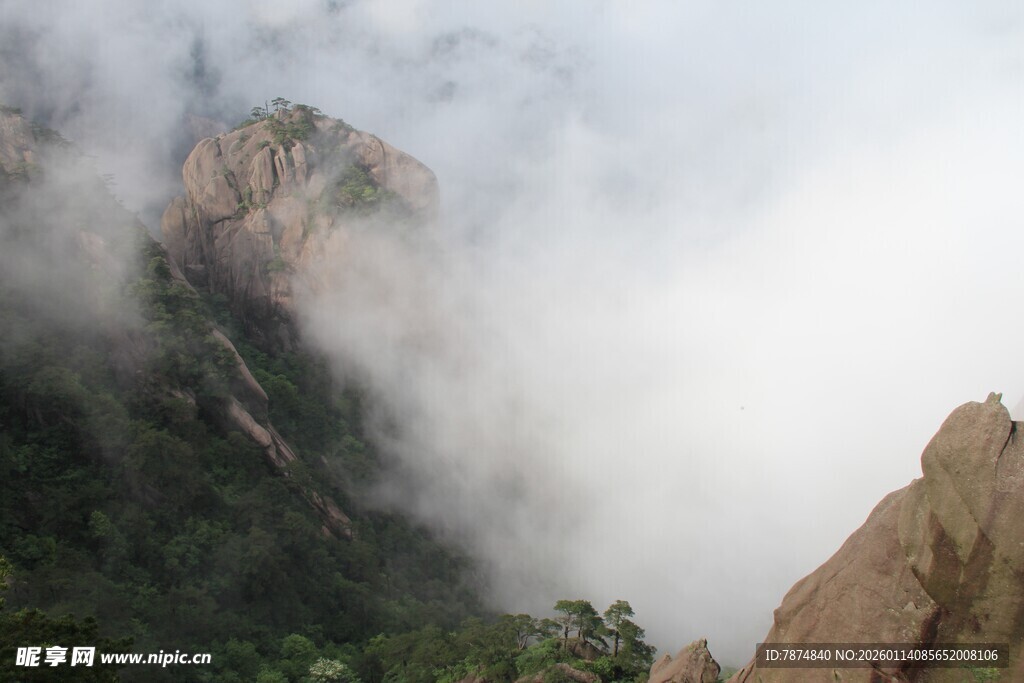 云雾缭绕的壮美山峰