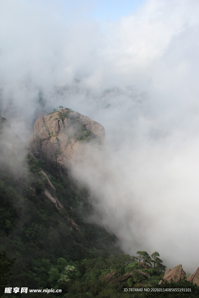 云雾缭绕的壮美山峦