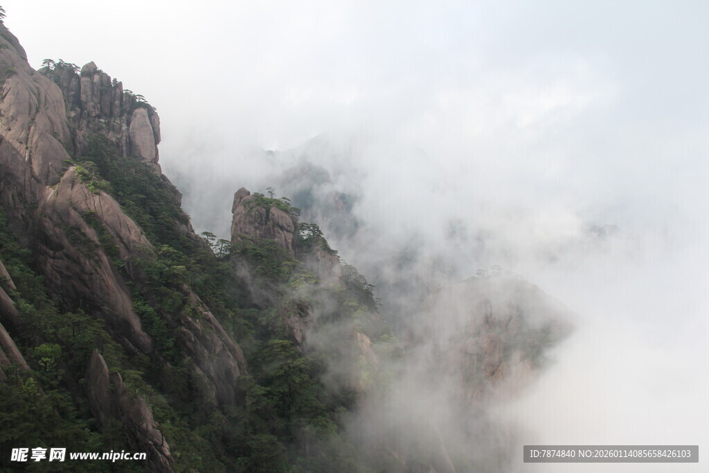 云雾缭绕的壮丽山峰