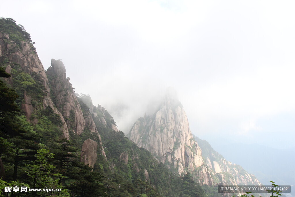 云雾缭绕的壮美山峰