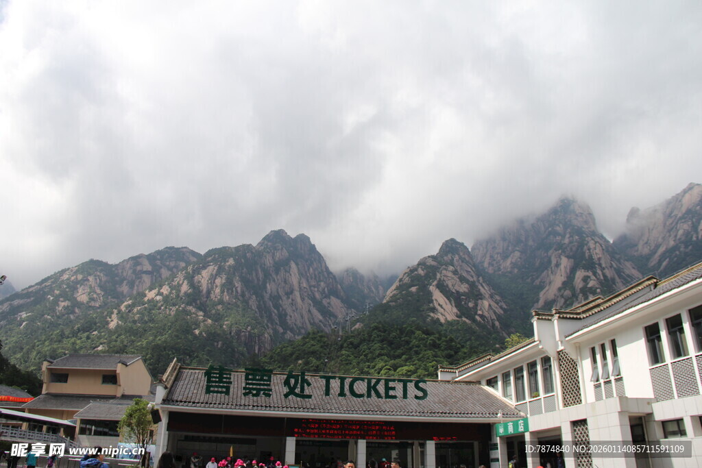 云雾缭绕的山景小镇