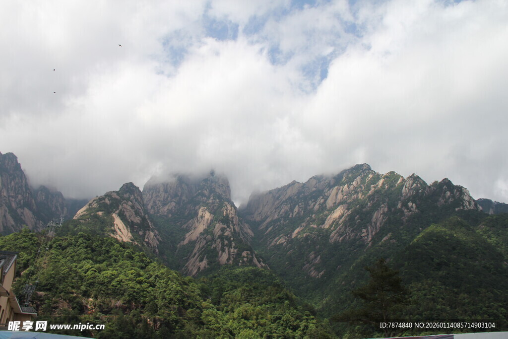 云雾缭绕的壮美山峦