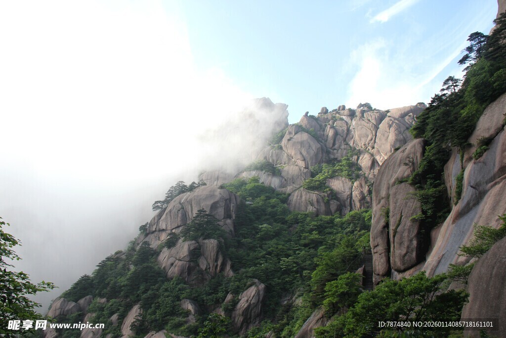 云雾缭绕的峻峭山峰
