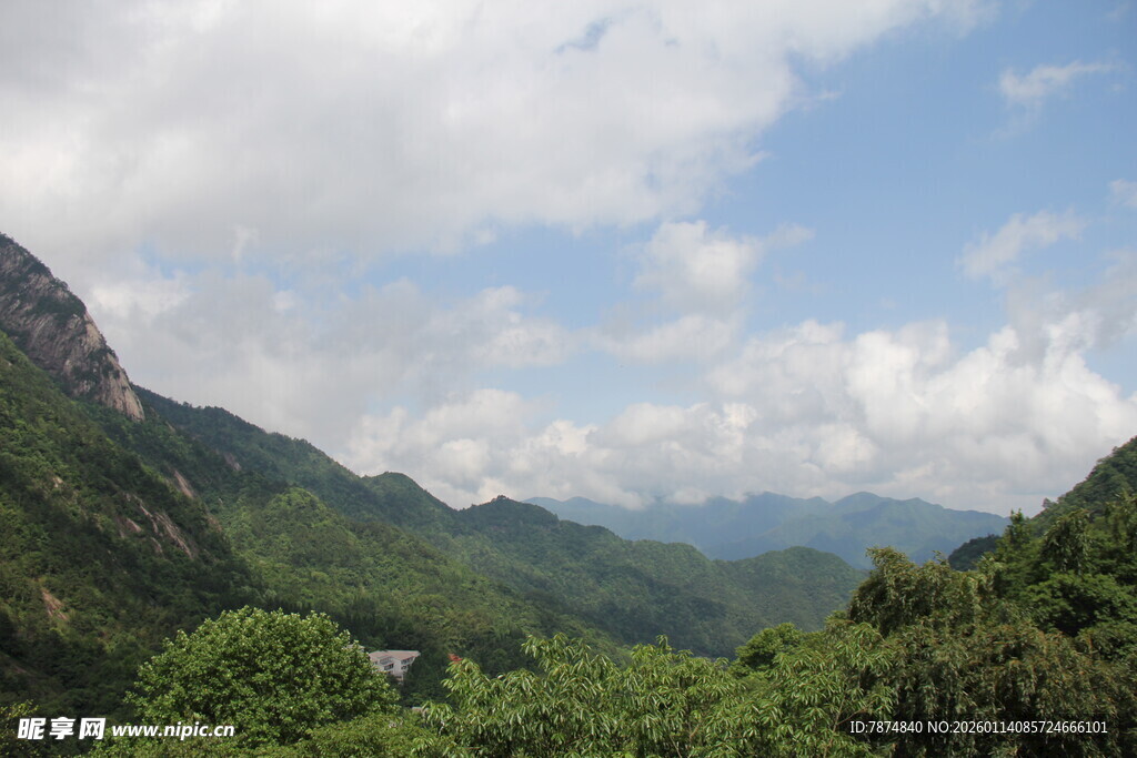 青山绿树间的秀丽山景