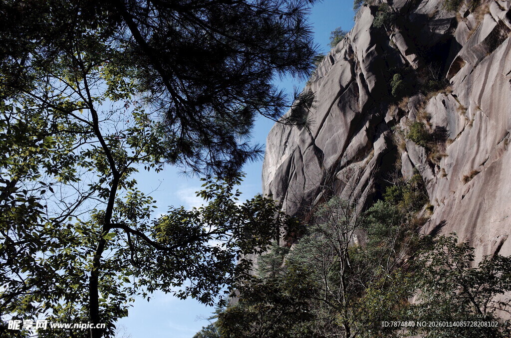 山林间的巍峨岩石