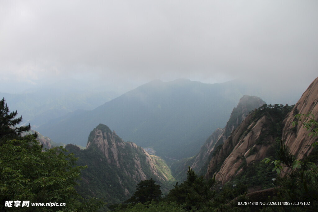 云雾缭绕的壮丽山景