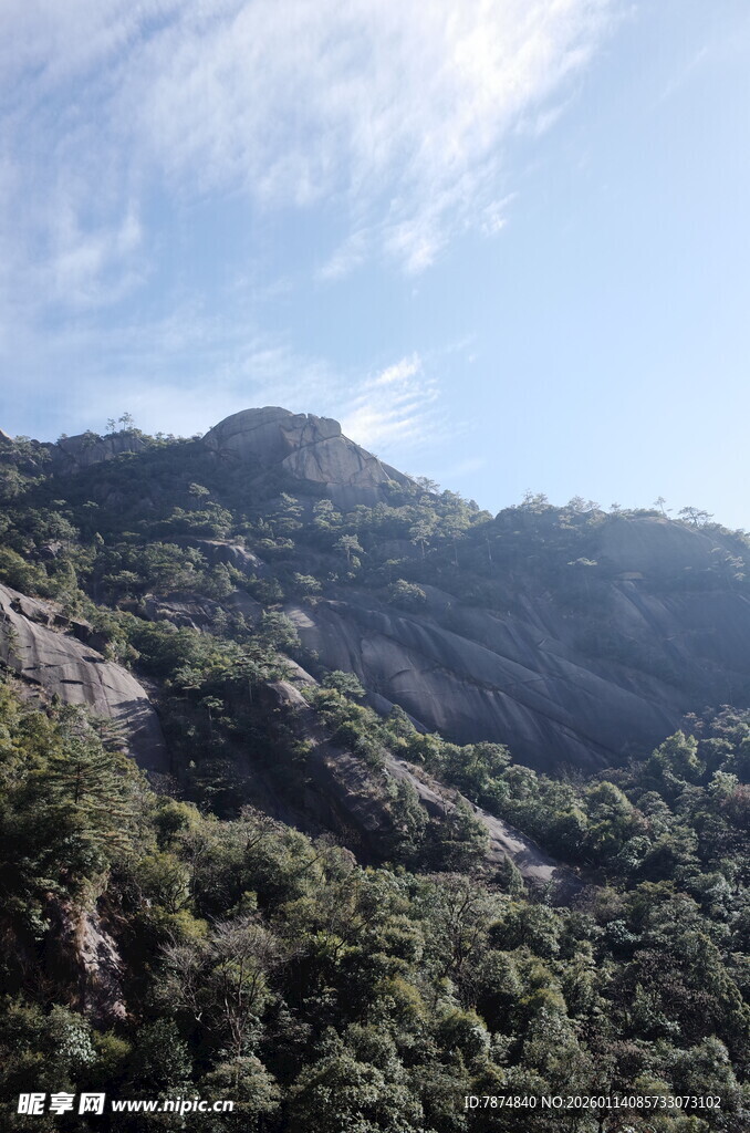 青山蓝天间的秀丽山景