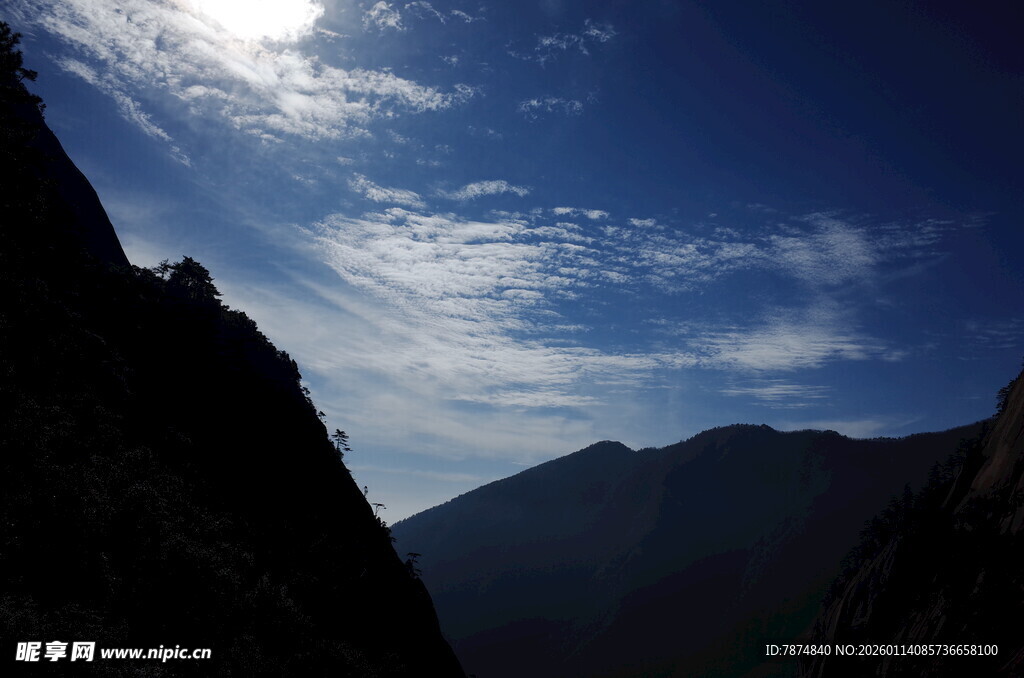 山间蓝天与白云美景