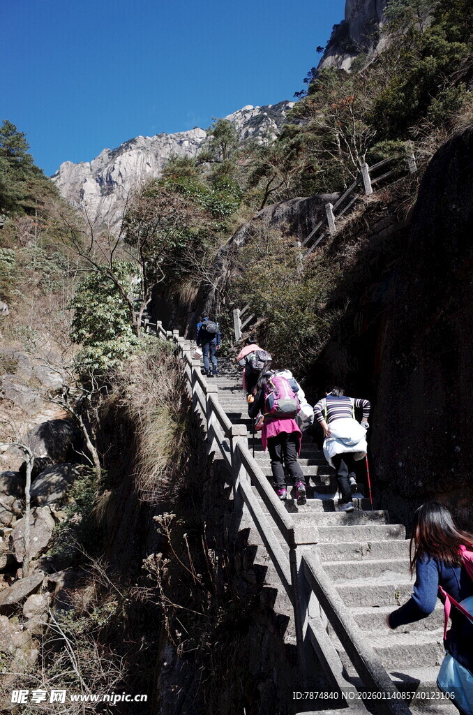山间栈道上的徒步旅行者