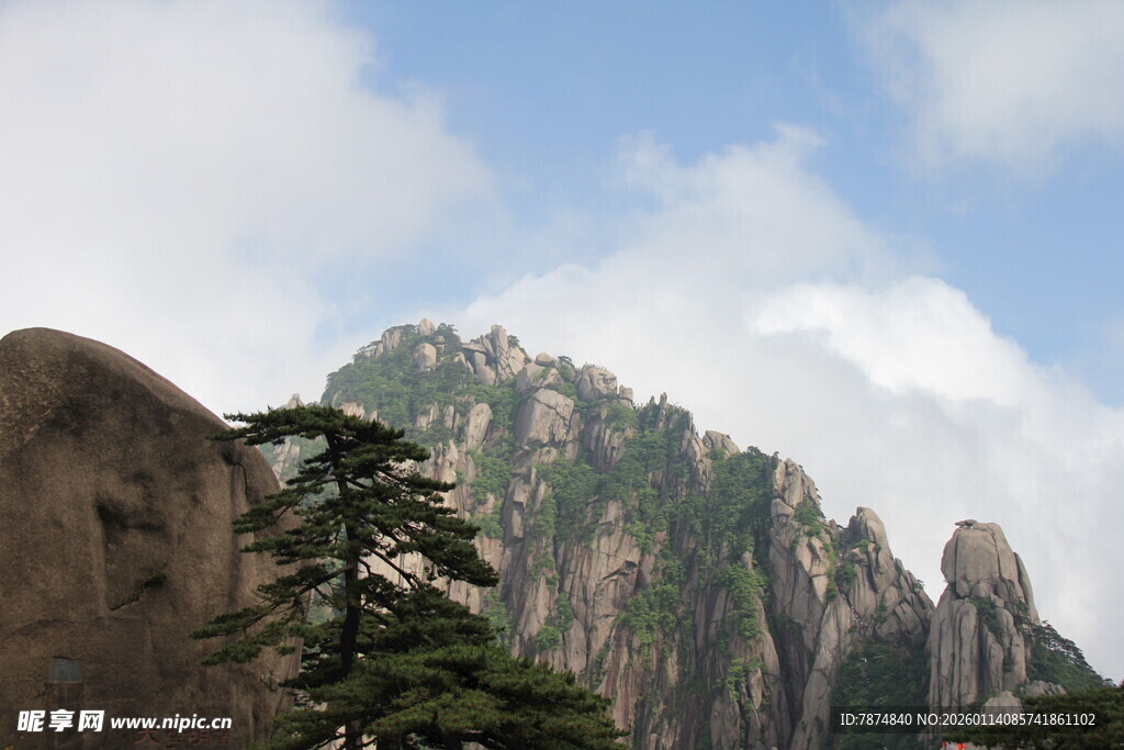 巍峨黄山奇峰与苍松