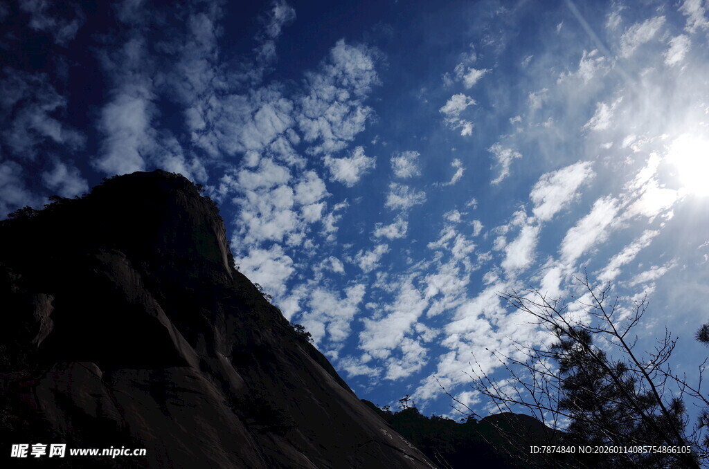 山间蓝天与飘浮的云朵
