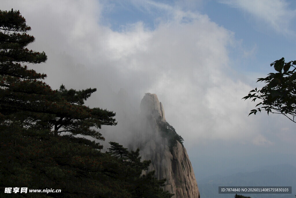 云雾缭绕的巍峨山峰