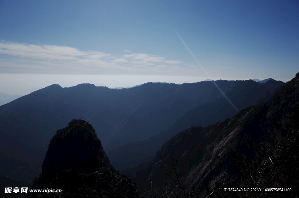 壮丽山景 蓝天映衬巍峨峰