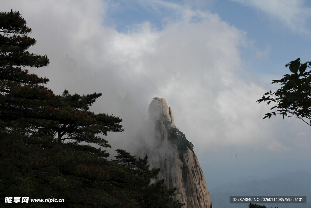 云雾缭绕的巍峨山峰