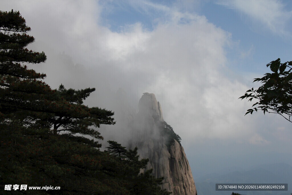 云雾缭绕的巍峨山峰