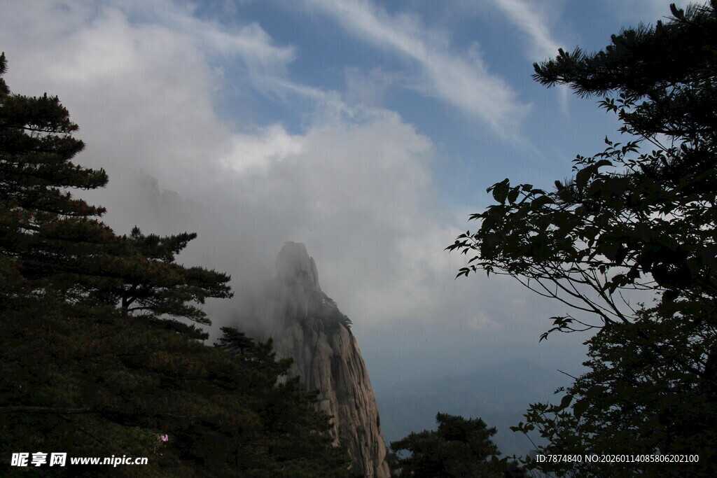 云雾缭绕中的巍峨山峰