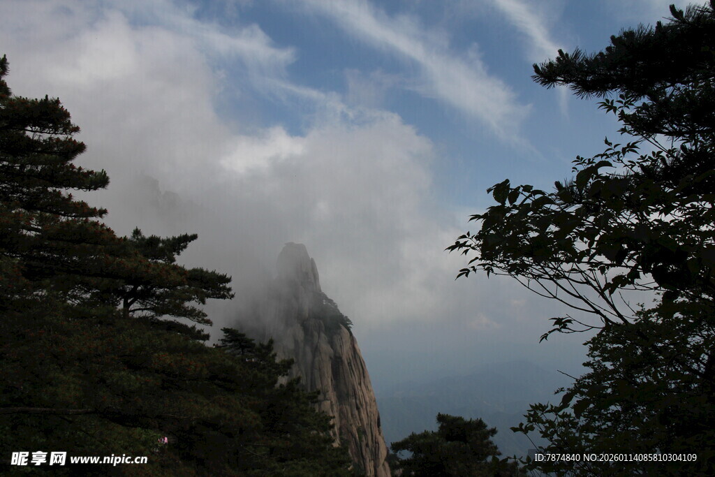云雾缭绕的巍峨山峰