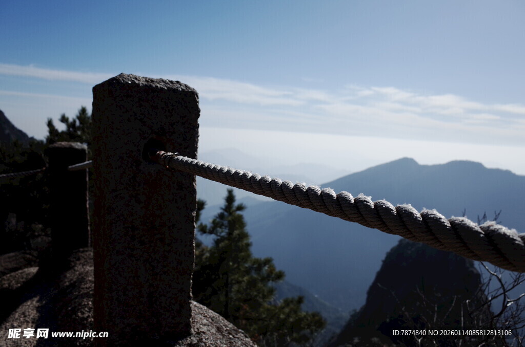 山巅绳索与壮阔远景