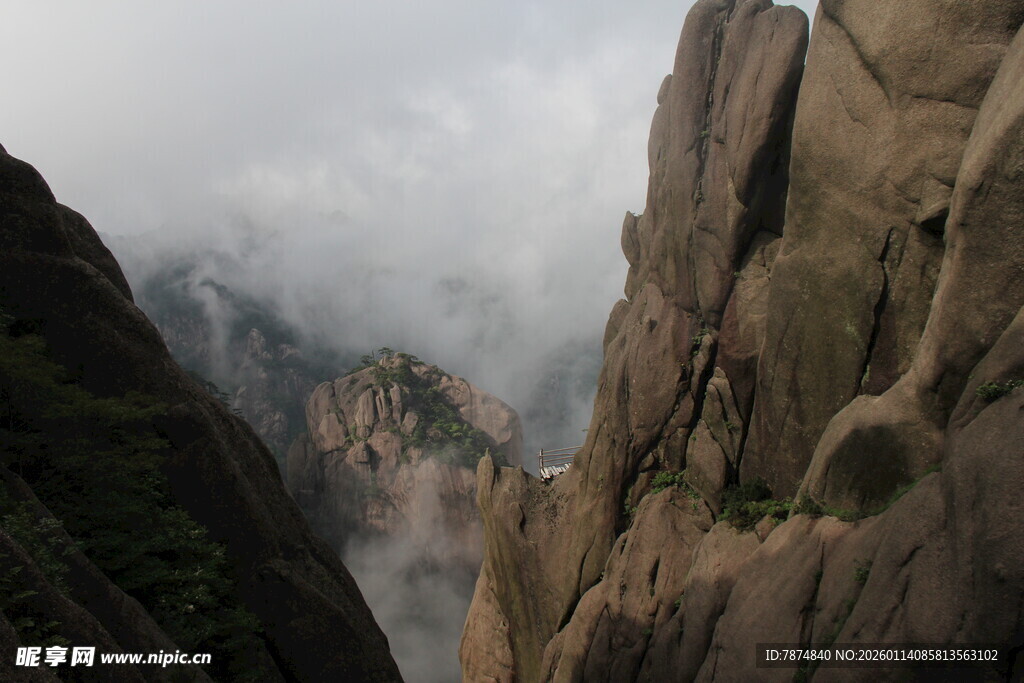 云雾缭绕的巍峨险峻山峰