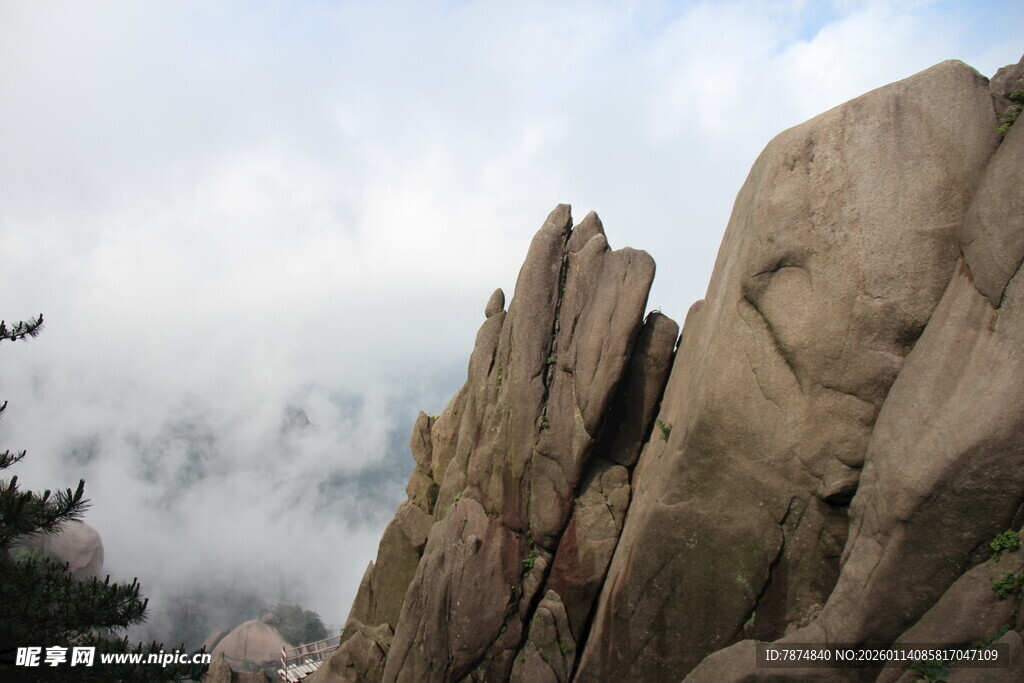 云雾缭绕的险峻山峰