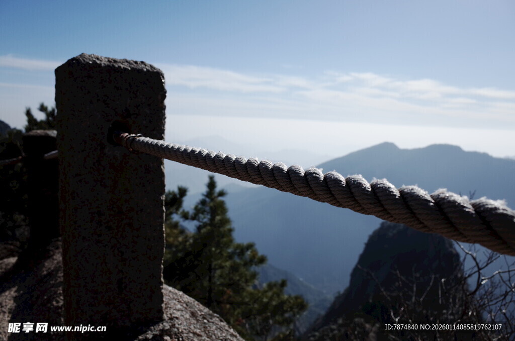 山间护栏望壮丽山景