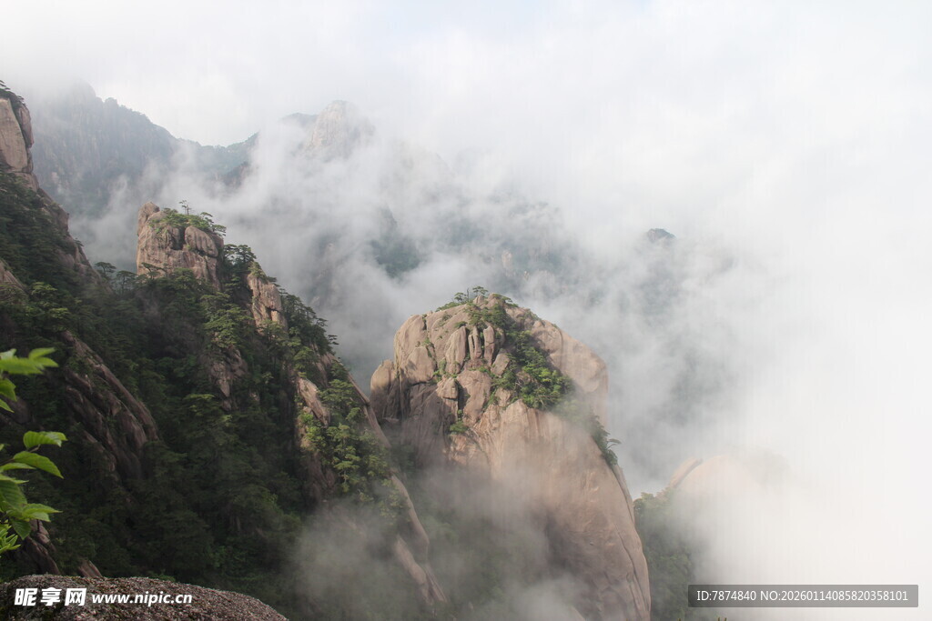 黄山云海中的奇峰