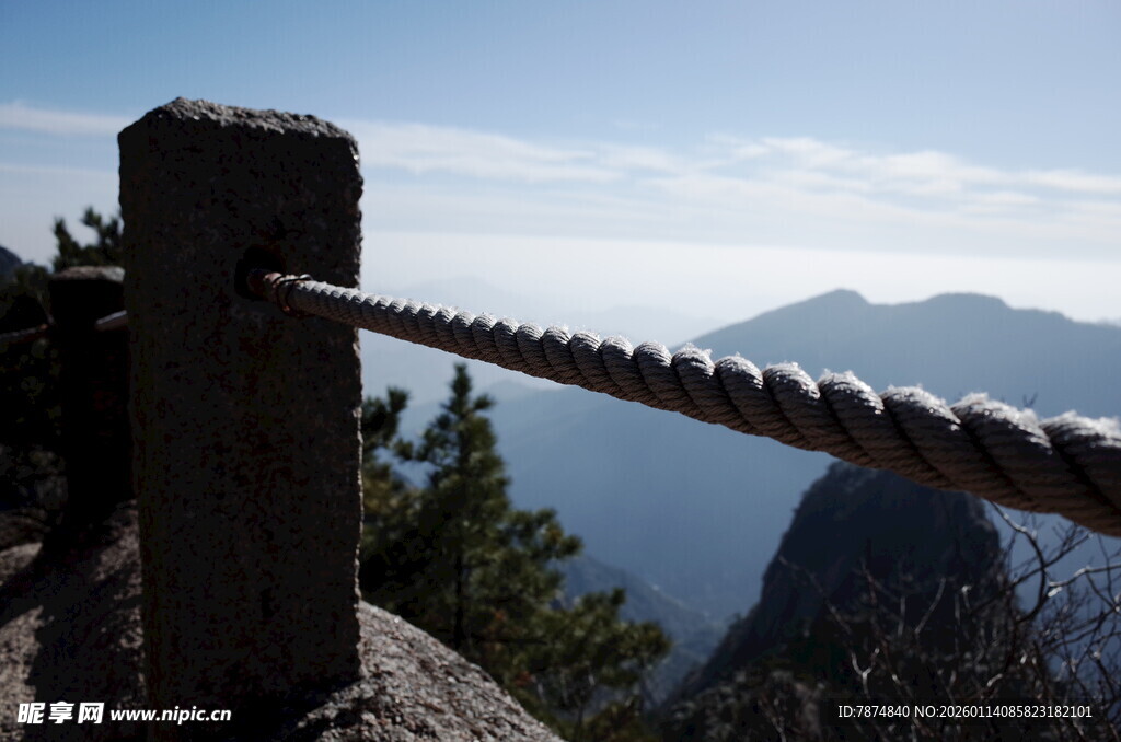 山巅护栏外的壮丽景致