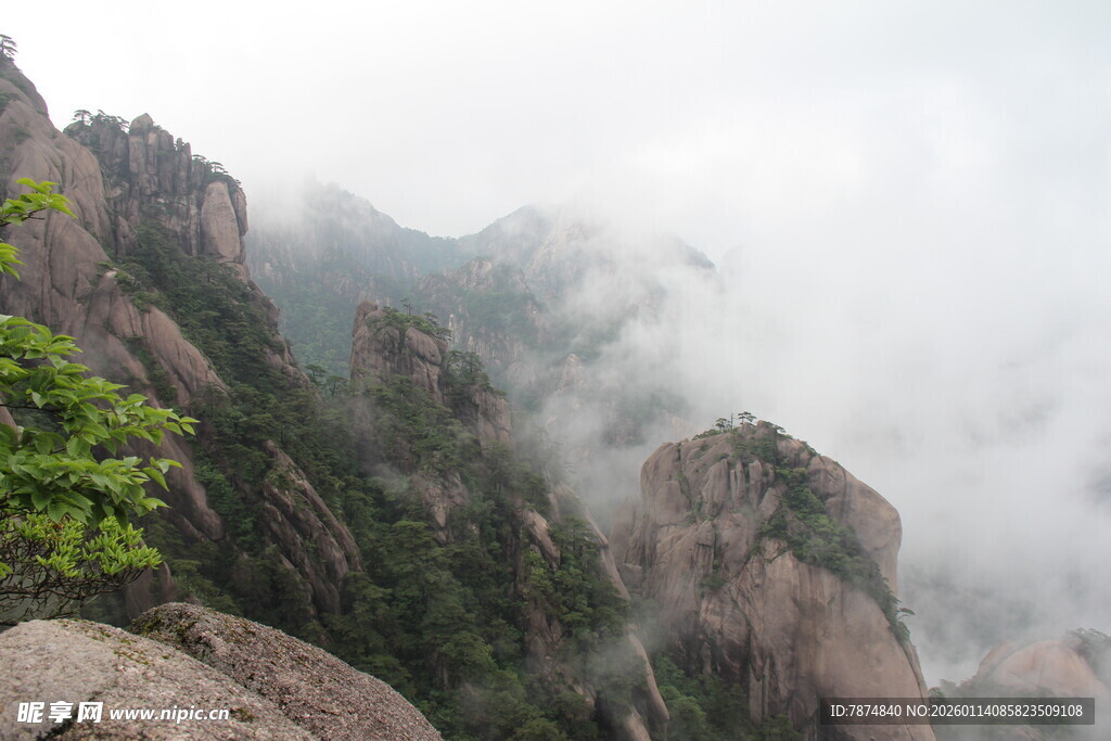 云雾缭绕的壮丽山峰景色