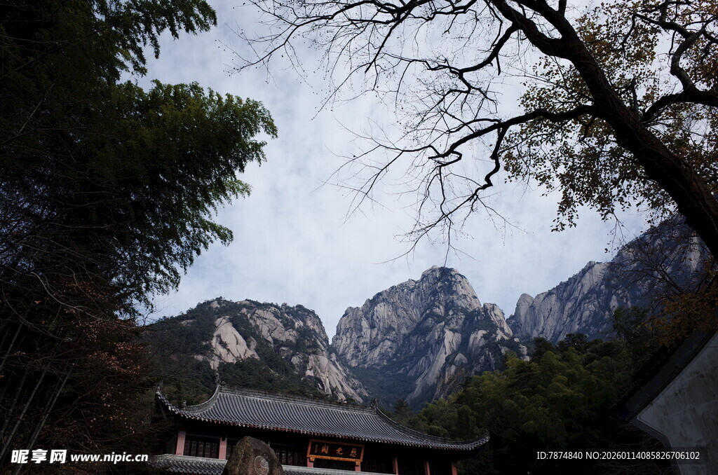 山间古建伴巍峨山峰